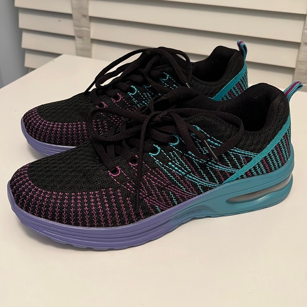 Black walking/running shoe size 7